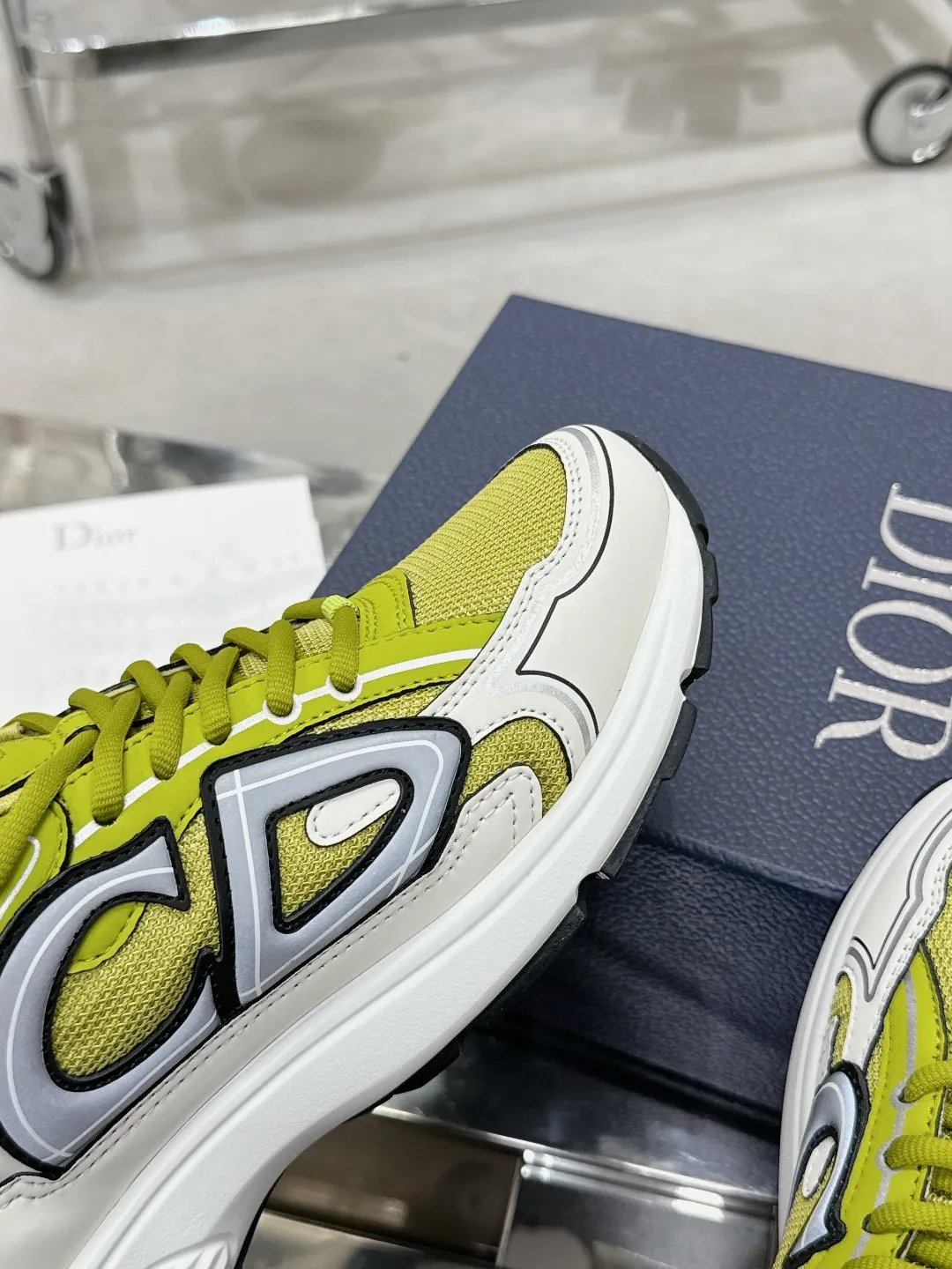 Men's men's shoes 💰600❤️❤️❤️High version Dior Dior's latest color matching B30 series reflective dad sneakers original 17380💰 purchased for development and production Brand new B30 sneakers Dad Shoes style shoes that follow the trend of the retro market The Dior logo on the tongue also indicates that this pair of shoes is the B30 model! B30 uses fine-textured leather and mesh cloth materials to form a shoe body. There are conspicuous letters CD on both sides of the shoe body to indicate identity. Many lines on the shoe body outline details to make the shoes look less monotonous and full of retro flavor. The delivery counter is exquisitely packaged🛍📦 ▪️Fabric: Original customized technical fabric + mesh ▪️Inner lining: Customized breathable lining ▪️Outsole: Original molded IP foam + TPU outsole ▪️Sole thickness: 3.5CM ▪️Size: Women’s size 35-40 / Men’s size 39-46